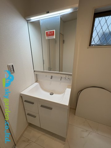 藤沢市大鋸　新築戸建　全３棟C号棟の独立洗面台|朝の身支度には欠かせない独立洗面化粧台