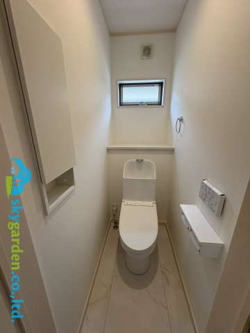 藤沢市大鋸　新築戸建　全３棟C号棟のトイレ|落ち着いた色調のトイレです
