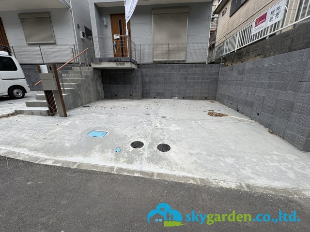 藤沢市大鋸　新築戸建　全３棟C号棟の駐車場|車種により並列２台駐車可能