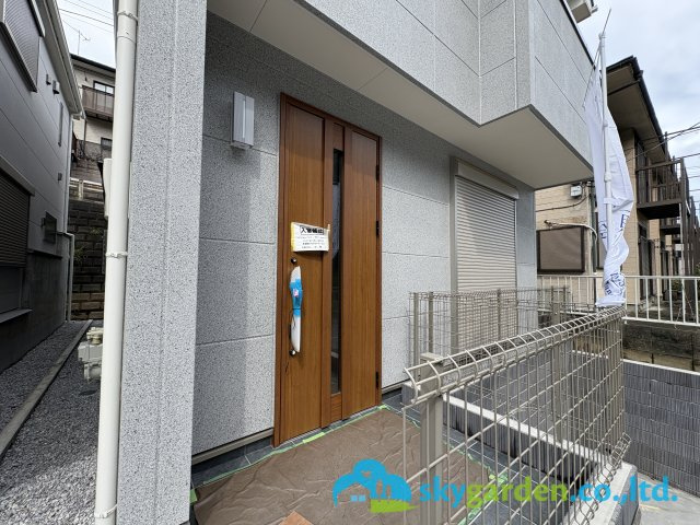 藤沢市大鋸　新築戸建　全３棟C号棟の外観|玄関前の様子