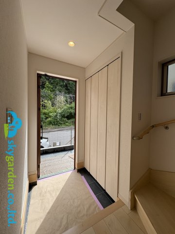 藤沢市大鋸　新築戸建　全３棟C号棟の玄関|内側から見た玄関ホールの様子