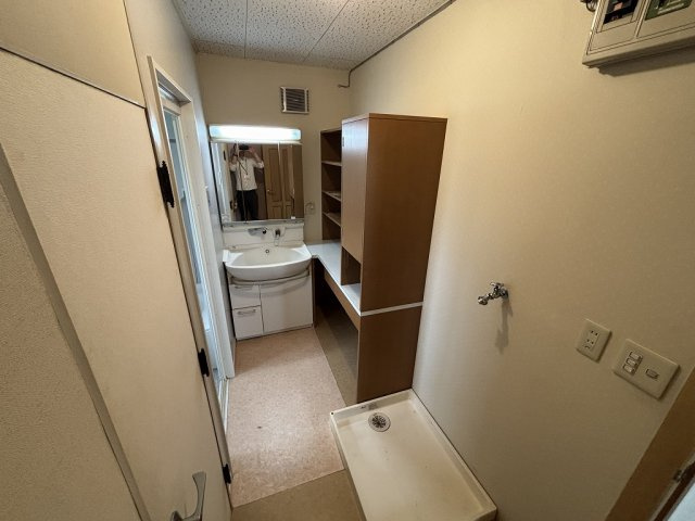 小牧市大字久保一色　中古戸建の独立洗面台|洗濯機を置いても狭くない洗面脱衣所です☆
