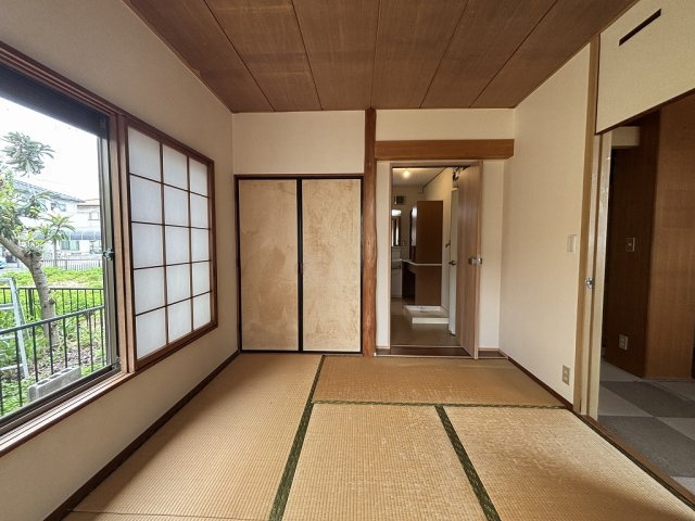 小牧市大字久保一色　中古戸建の和室|1F和室です。2年前に洗面脱衣所へ直接行けるようにリフォームしています。