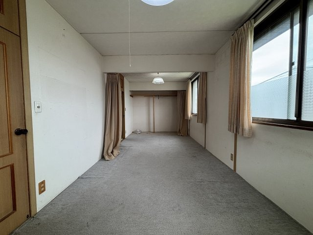 小牧市大字久保一色　中古戸建の洋室|間仕切り可能な広々とした洋室です☆