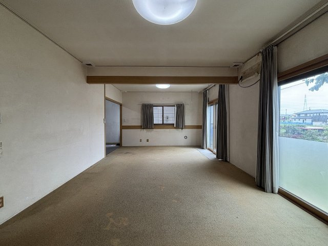 小牧市大字久保一色　中古戸建の居間・リビング|ゆとりのある広さのリビングです☆