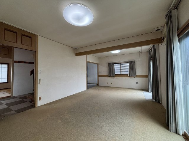 小牧市大字久保一色　中古戸建の居間・リビング|掃き出し窓にはインプラスが設置されています☆