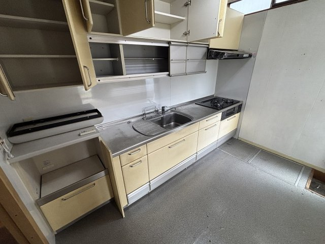 小牧市大字久保一色　中古戸建のキッチン|収納力のあるキッチンです☆