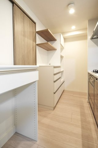 渋谷神山町レジデンスのキッチン|渋谷神山町レジデンス：キッチンにはカップボードも付いております！