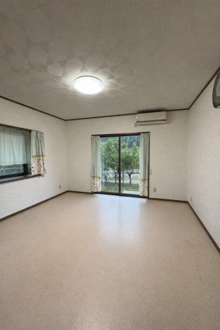 安来市広瀬町西比田　中古住宅の居間・リビング