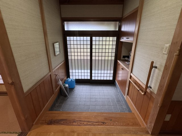 安来市広瀬町西比田　中古住宅の玄関