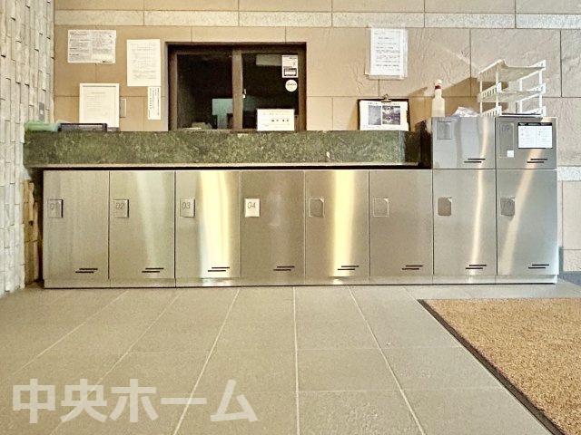 中川ビューハイツの設備|【宅配ボックス】在宅時・不在時に関わらず、居住者の代わりに非対面で宅配物を受け取ってくれる便利な設備です。わかりやすくご説明致しますので見学時にはお部屋だけではなく共用部分もぜひチェックしてください。