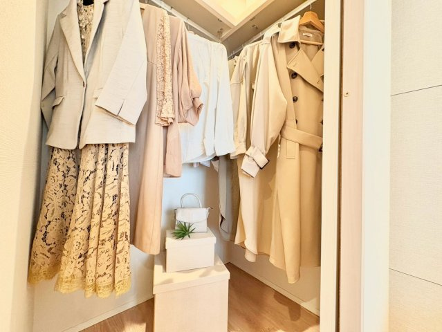 ライオンズマンション中目黒の収納|お洋服やお荷物が多いご家庭も安心のウォークインクローゼット。

現地ご見学希望・資料請求などお気軽にお問い合わせ下さい！
03-5990-5201