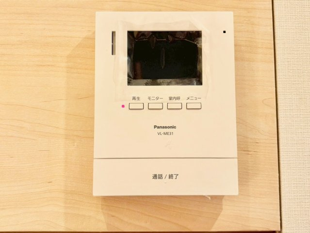 ライオンズマンション中目黒の防犯設備|玄関まで行くことなく、訪ねて来た相手の顔が確認できるため、お子様のお留守番時にも安心なモニター付きインターホン！

現地ご見学希望・資料請求などお気軽にお問い合わせ下さい！
03-5990-5201