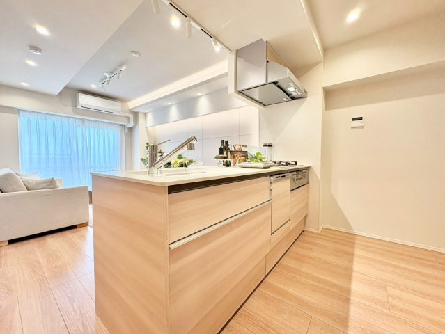 ライオンズマンション中目黒のキッチン|ご家族と会話を楽しみながらお料理ができる対面式キッチン。

現地ご見学希望・資料請求などお気軽にお問い合わせ下さい！
03-5990-5201