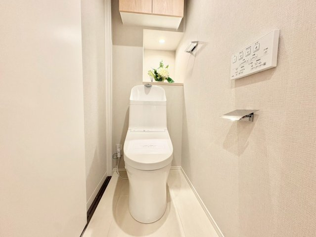 ライオンズマンション中目黒のトイレ|ウォシュレット付きのトイレはいつも快適！

現地ご見学希望・資料請求などお気軽にお問い合わせ下さい！
03-5990-5201