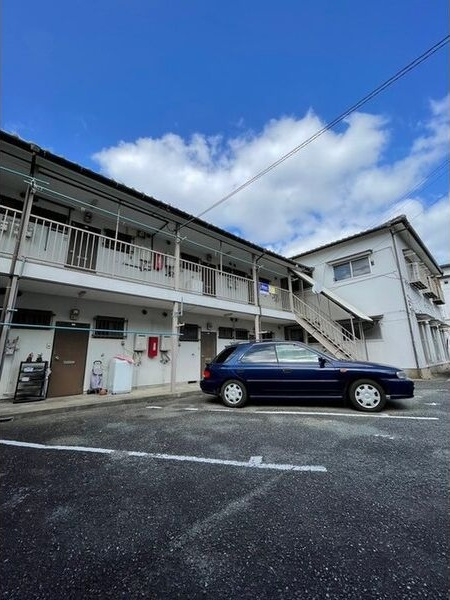 高尾コーポの駐車場