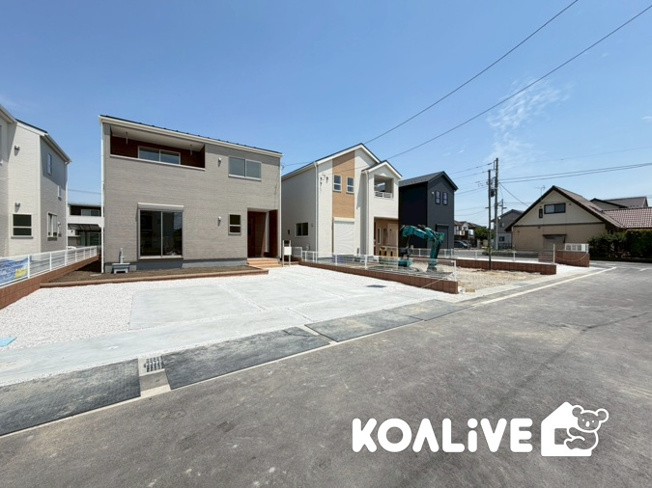 【外観】 | 高崎市新町　新築住宅 | 完成済み！いつでも新生活を始めることができます。
開放感あるLDK！
陽当り、風通しも良い暖かな住まいです。
KOALIVE （コアライブ）【0120-919-727】
