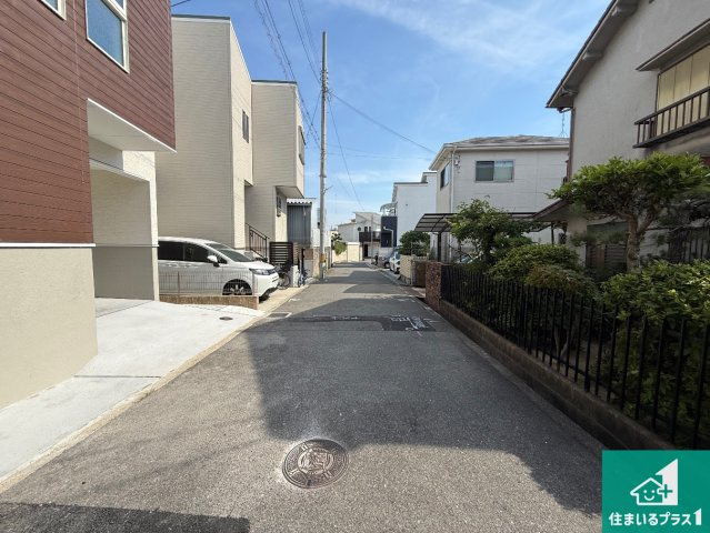 12(土)13(日)現地説明会！◆高石市東羽衣　限定1邸の前面道路含む現地写真|周辺は閑静な住宅街！前面道路広々で車の出し入れも便利です。駐車が苦手な方でも安心して車庫入れできます！