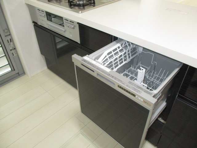 MIRASUMO名東区神里290②｜名古屋市の戸建ならホームアップのキッチン|【売主施工例】食器洗浄機が後片付けをサポート！食事後の家族のくつろぎタイムをゆっくりもてます♪