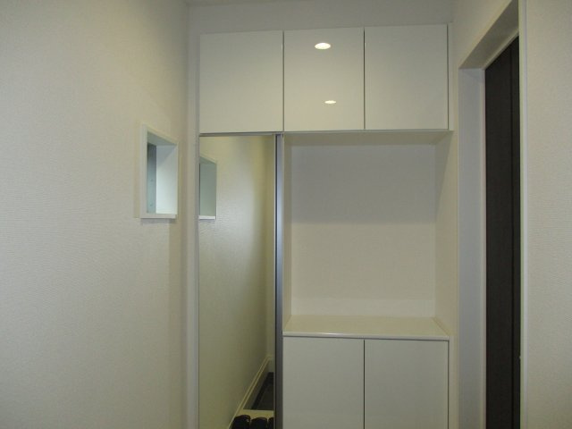 MIRASUMO名東区神里290②｜名古屋市の戸建ならホームアップの玄関|【売主施工例】大容量のシューズボックスで、散らかりがちな玄関もスッキリ。