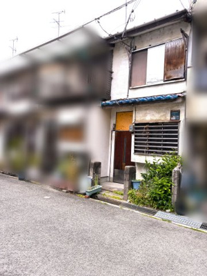【前面道路含む現地写真】 | 高槻市寿町1丁目 | ■中古連棟物件■高槻市寿町■近隣に買い物施設が充実しています■土地面積約8.02坪■投資用物件におすすめです■南向きに面しており陽当たり良好■スーパー・コンビニ・病院が徒歩圏内にあります