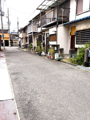 【前面道路含む現地写真】 | 高槻市寿町1丁目 | ■中古連棟物件■高槻市寿町■近隣に買い物施設が充実しています■土地面積約8.02坪■投資用物件におすすめです■南向きに面しており陽当たり良好■スーパー・コンビニ・病院が徒歩圏内にあります