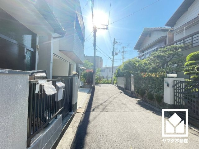 西宮市丸橋町の前面道路含む現地写真|建築条件無しなのでお好きな工務店・ハウスメーカーで建築可能です。