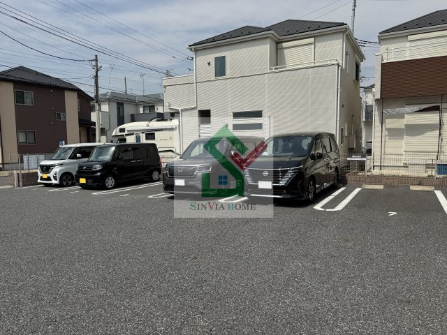 ラルーチェBの駐車場