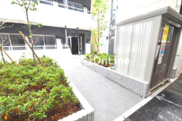 八尾市本町５丁目の賃貸マンションのエントランス
