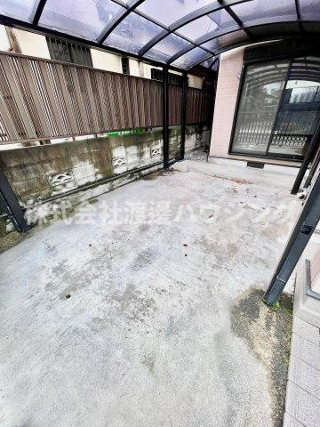 箕面半町一戸建の駐車場