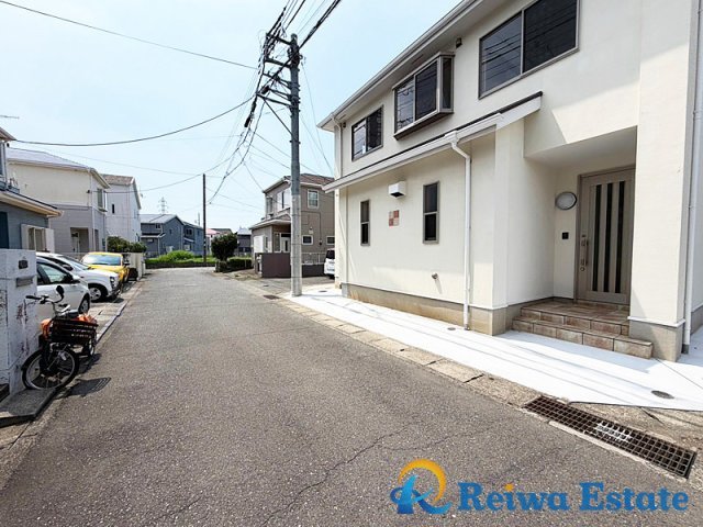 中古戸建　茅ヶ崎市円蔵の前面道路含む現地写真