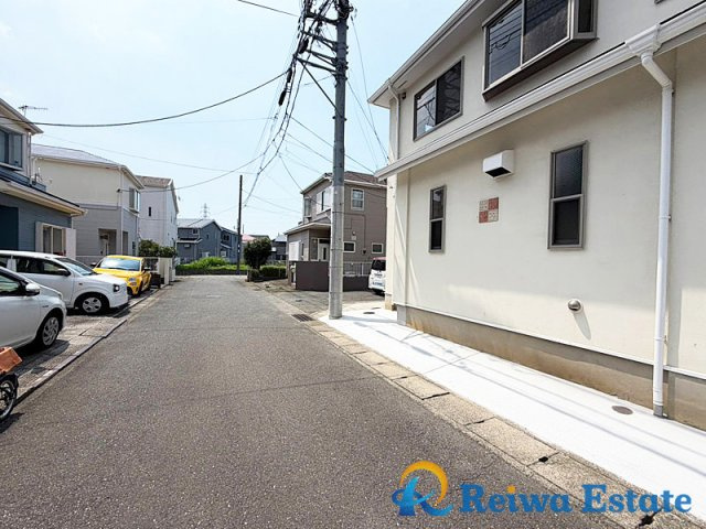 中古戸建　茅ヶ崎市円蔵の前面道路含む現地写真
