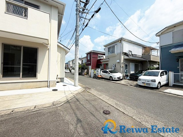 中古戸建　茅ヶ崎市円蔵の前面道路含む現地写真