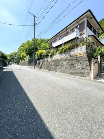 日の出町平井中古戸建の前面道路含む現地写真