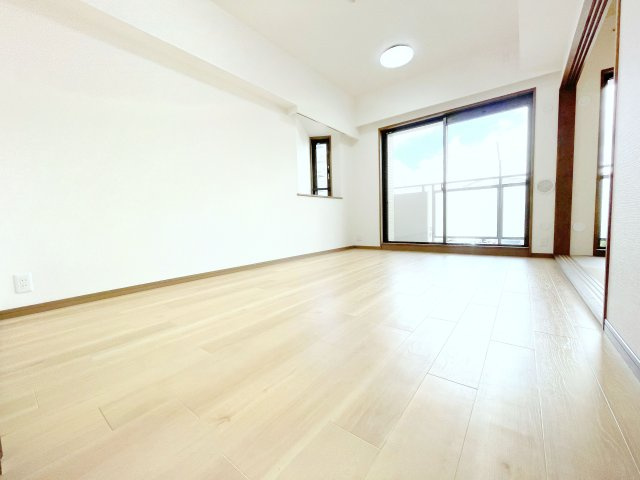 【居間・リビング】 | クリオ鶴瀬壱番館　(ふじみ野店) | LD9.0帖の光が差し込むあたたかいお部屋です。