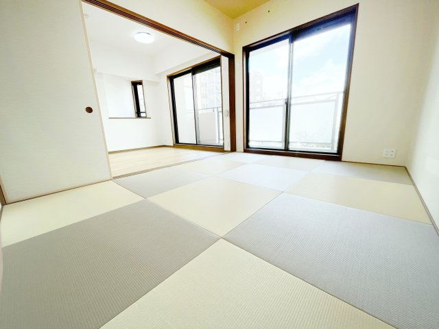 【居間・リビング】 | クリオ鶴瀬壱番館　(ふじみ野店) | 新品の畳が心地よい趣のある和室、押入れもあり収納に便利です。