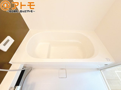 【浴室】 | 駿河区豊田2期　新築戸建　1号棟 | お子様やお年寄りが使いやすいだけでなく、半身浴にも便利なベンチタイプの湯舟です。お湯の節約にも！