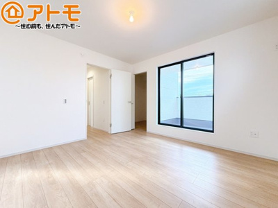 【寝室】 | 駿河区豊田2期　新築戸建　1号棟 | バルコニーに面したお部屋なので、布団などの大きなものも楽々干せます♪