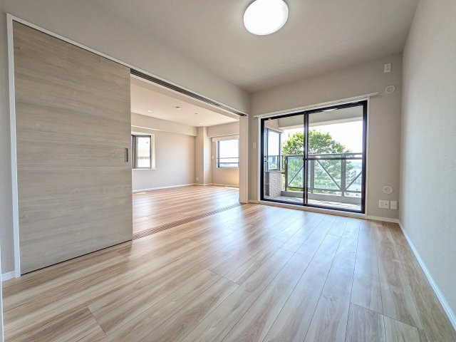 ダイアパレス富士見台の洋室|～リビングに隣接している6.0帖の洋室です～