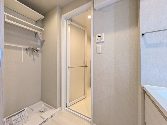 ダイアパレス富士見台の脱衣所|～グレー×ホワイトで清潔感のある脱衣所　便利な可動棚もあります～
