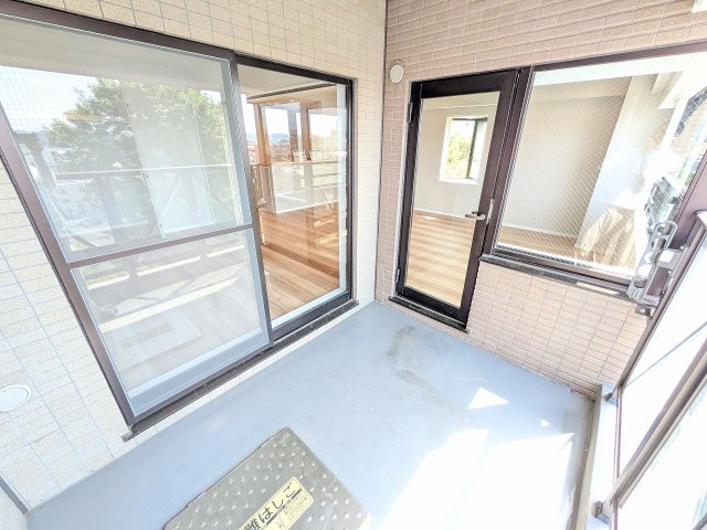 ダイアパレス富士見台のバルコニー|～急な雨も安心のインナーバルコニー　2ヶ所からの出入りが必要です～