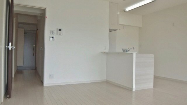 パティオアベートの居間・リビング|キッチンの位置が中心にある個性的なリビングです。