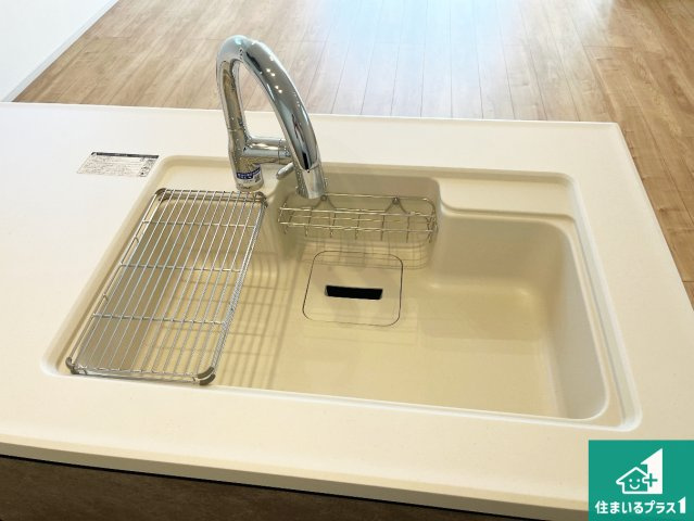 明石市東人丸町　第1期　新築一戸建ての設備|蛇口の先端に浄水器を内蔵しています！原水と浄水、お湯と冷水、シャワーの切替えがワンタッチなので用途によって使い分けられます。
