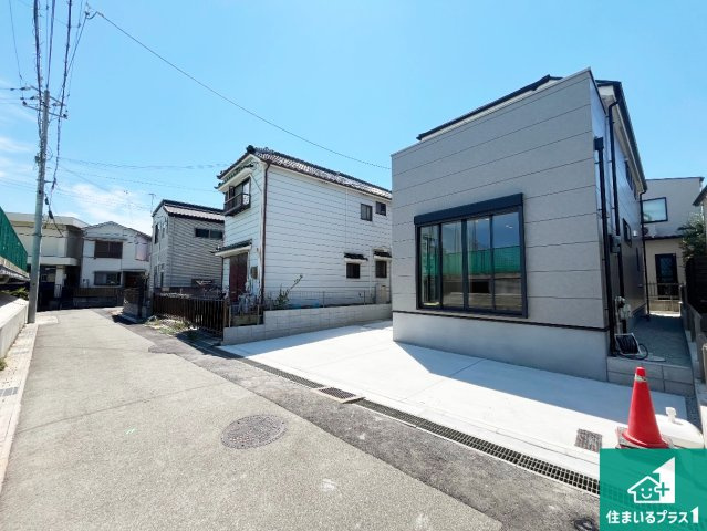 明石市東人丸町　第1期　新築一戸建ての前面道路含む現地写真|周辺は閑静な住宅街！前面道路広々で車の出し入れも便利です。駐車が苦手な方でも安心して車庫入れできます！