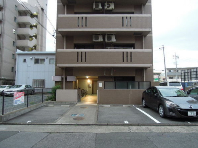 グレース八田の駐車場