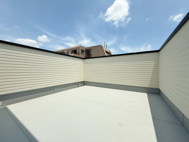 板橋区栄町 限定1棟のバルコニー|広々としたルーフバルコニー
使い方は色々♪セカンドリビングやガーデニングなど多目的にお使い頂けます