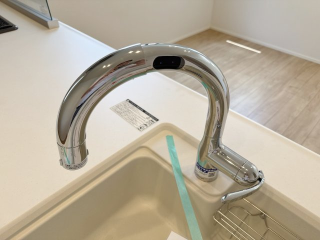 板橋区栄町 限定1棟のキッチン|衛生的にお料理ができるタッチレス水栓を装備しています