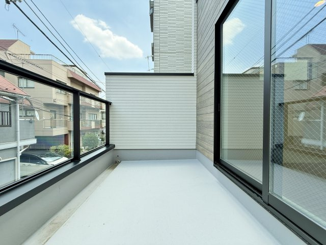板橋区栄町 限定1棟のバルコニー|2階に設けた奥行のある広々バルコニー
生活に+αのゆとりを演出する3面バルコニーつき住宅
毎日のお洗濯物も快適に干すことができます