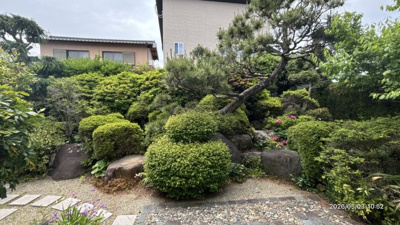 【庭】 | 南小池中古住宅 | 広々とした裏庭には、池や遊具の設置、ゴルフの練習スペースなど、
ご家族の時間や趣味を存分に楽しめる余白があります。