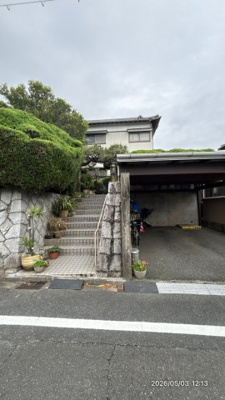 【外観】 | 南小池中古住宅 | 静かな住宅地に佇む、約１４０坪のゆとりある敷地。
前面道路側を整備すれば、駐車スペースは４〜５台確保も可能です。